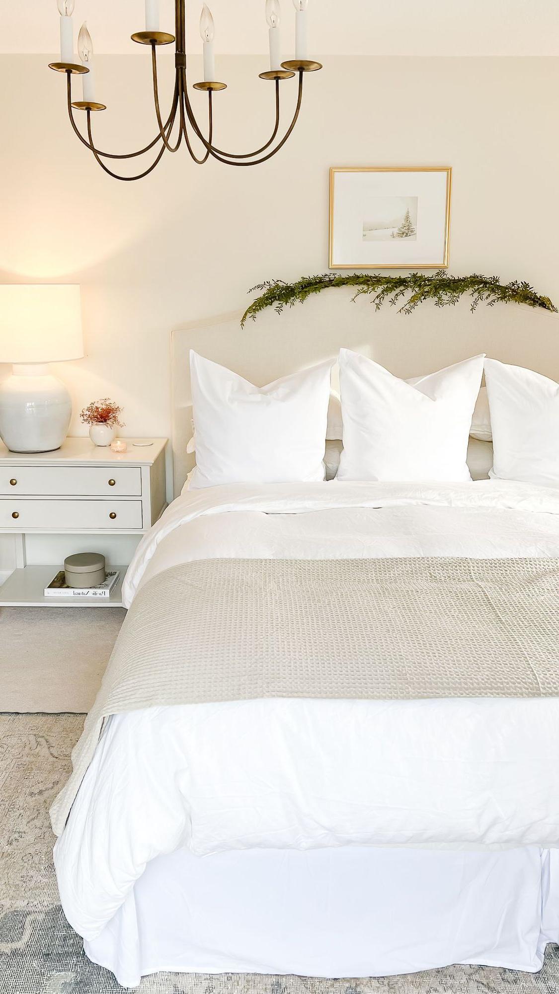 17 Ideen für Kunst über einem Bett 9 Ein Hauptschlafzimmer mit einer Girlande und traditionellen Weihnachtsdekorationen