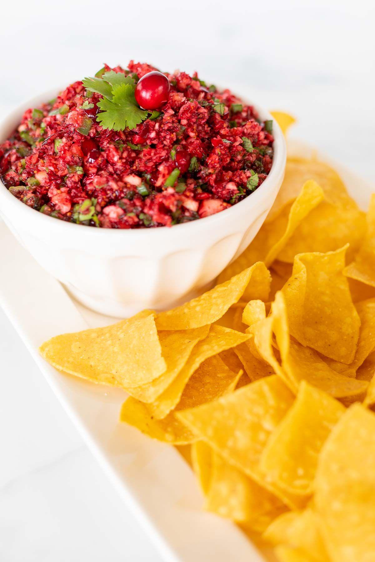 Cranberry-Salsa 10 Eine Schüssel Weihnachtssalsa aus Cranberries, umgeben von Tortilla-Chips