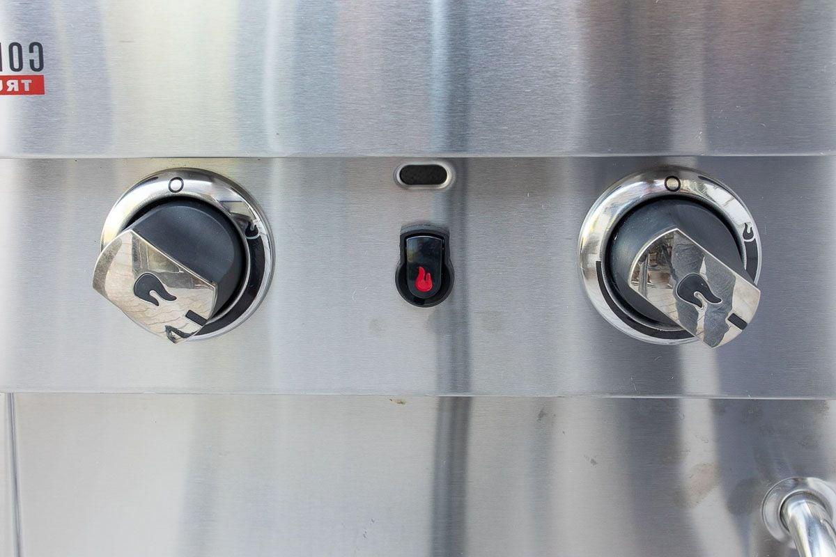 Warum man Burgerbrötchen rösten sollte 10 Ein Gasgrill aus Edelstahl, Ansicht auf die Knöpfe