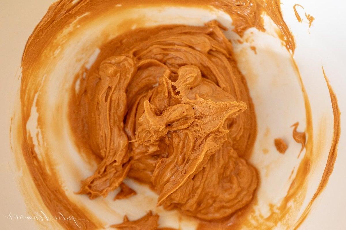 Butterscotch Kuchenteig in der Schüssel einer Küchenmaschine.
