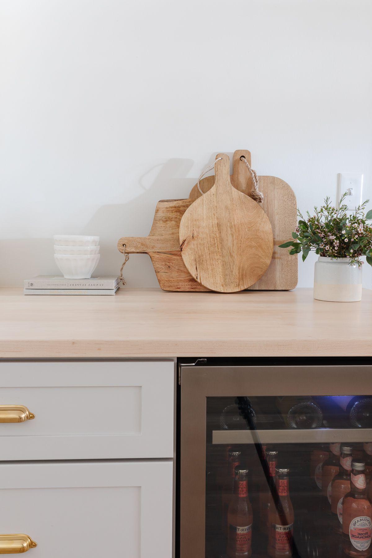 Kellerbar Ideen 10 Eine Keller-Wet Bar mit einem Getränkekühlschrank und hölzernen Schneidebrettern