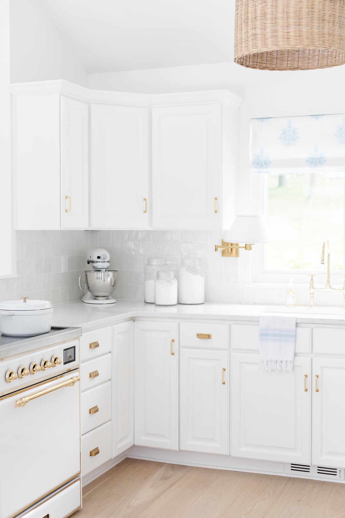 Benjamin Moore Einfach Weiß 10 Eine Küche, gestrichen in Benjamin Moore Simply White.
