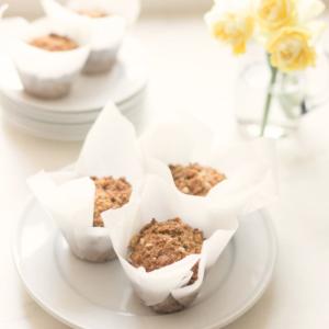 Bananenrezepte 10 Bananenmuffins auf einem weißen Teller, Teil einer Sammlung der besten Bananenrezepte.