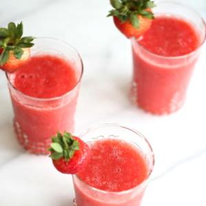 Champagner-Slush 4 Drei Champagner Slushies, mit frischen Erdbeeren garniert