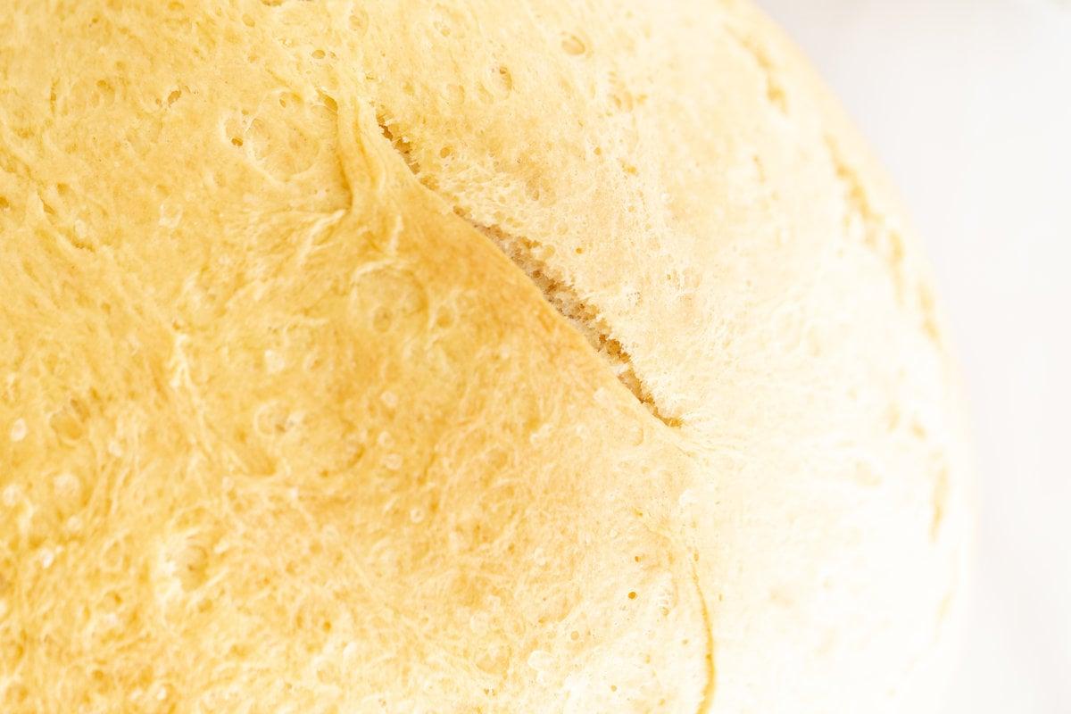 Hausgemachtes Brot im Dutch Oven 10 Ein Nahaufnahmebild von hausgemachtem Brot, das in einem Dutch Oven gebacken wurde.