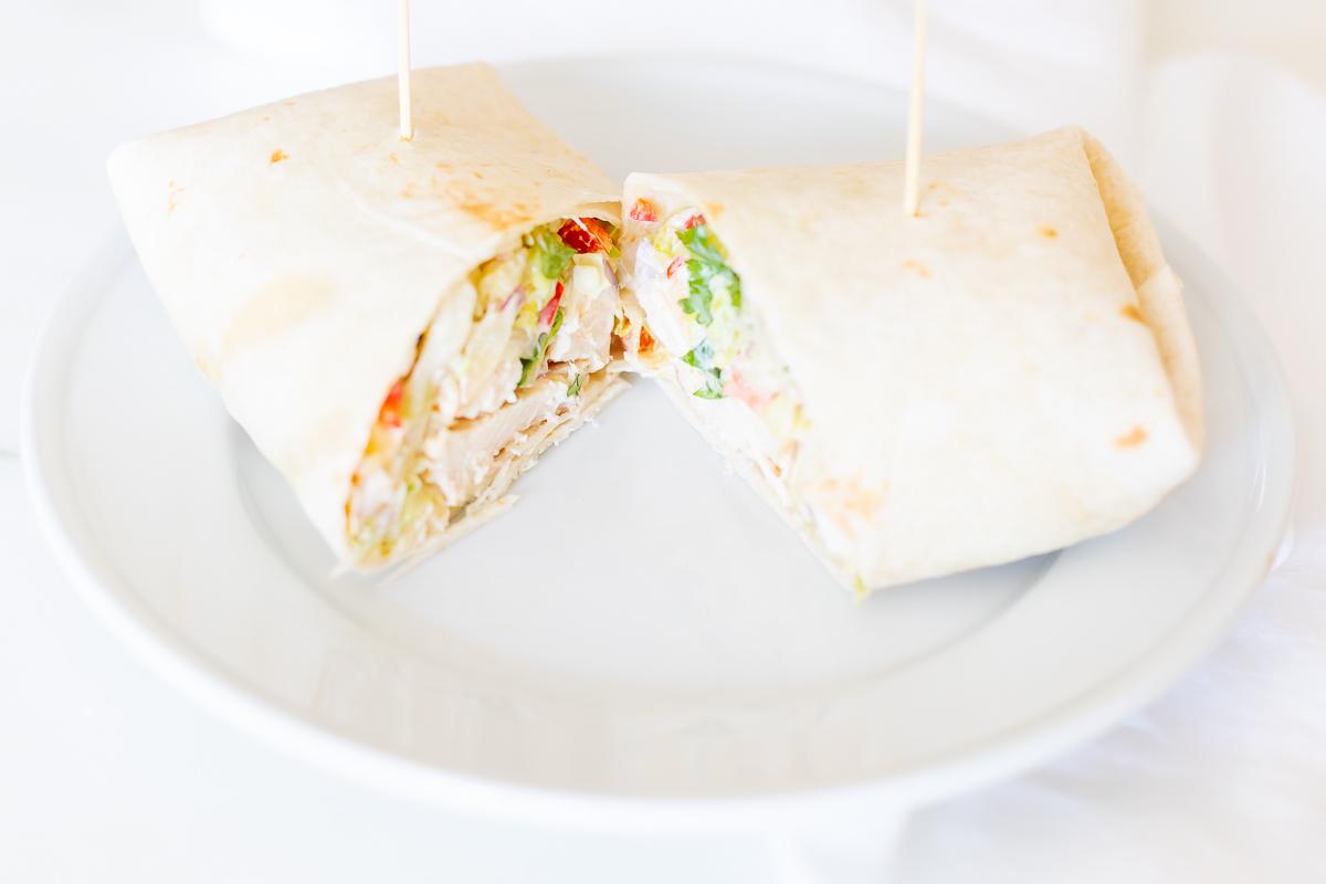 Hähnchen-Wrap-Rezept 10 Ein Hähnchen-Wrap-Rezept auf einem weißen Teller, halbiert.