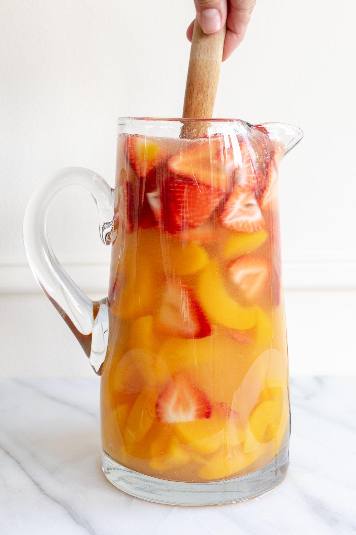 Eine Karaffe Moscato Sangria