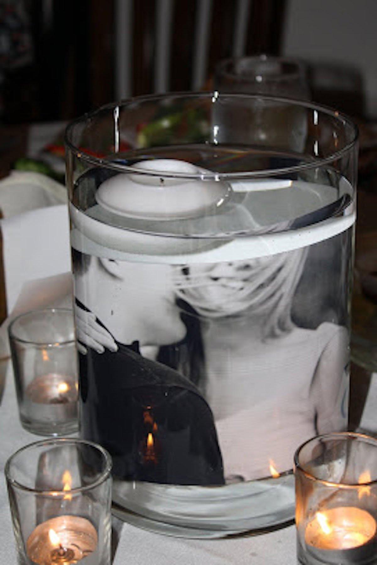 Muttertags-Fotovase 10 Eine Fotovase mit Blumen und einem Foto