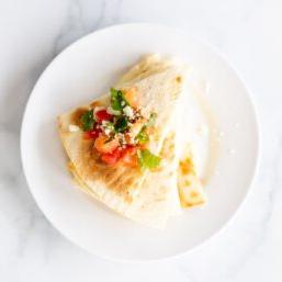 Käsequesadillas 10 Ein Stapel Käse-Quesadillas auf einem weißen Teller