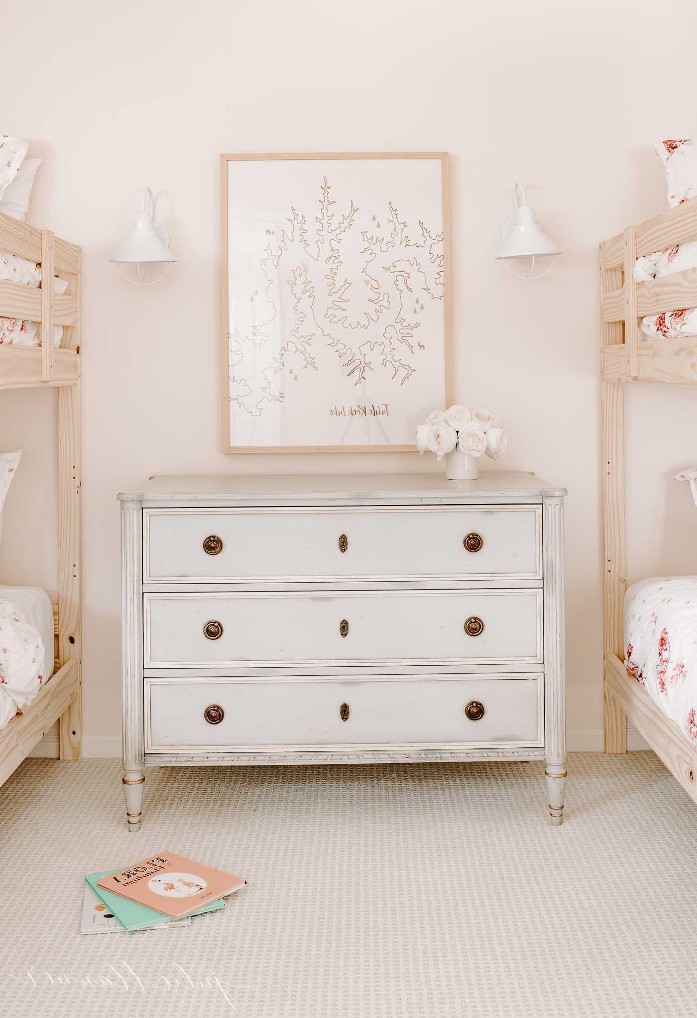 17 Ideen für Kunst über einem Bett 10 Mädchen Etagenbetten mit Blumenbettwäsche in einem rosa Schlafzimmer.