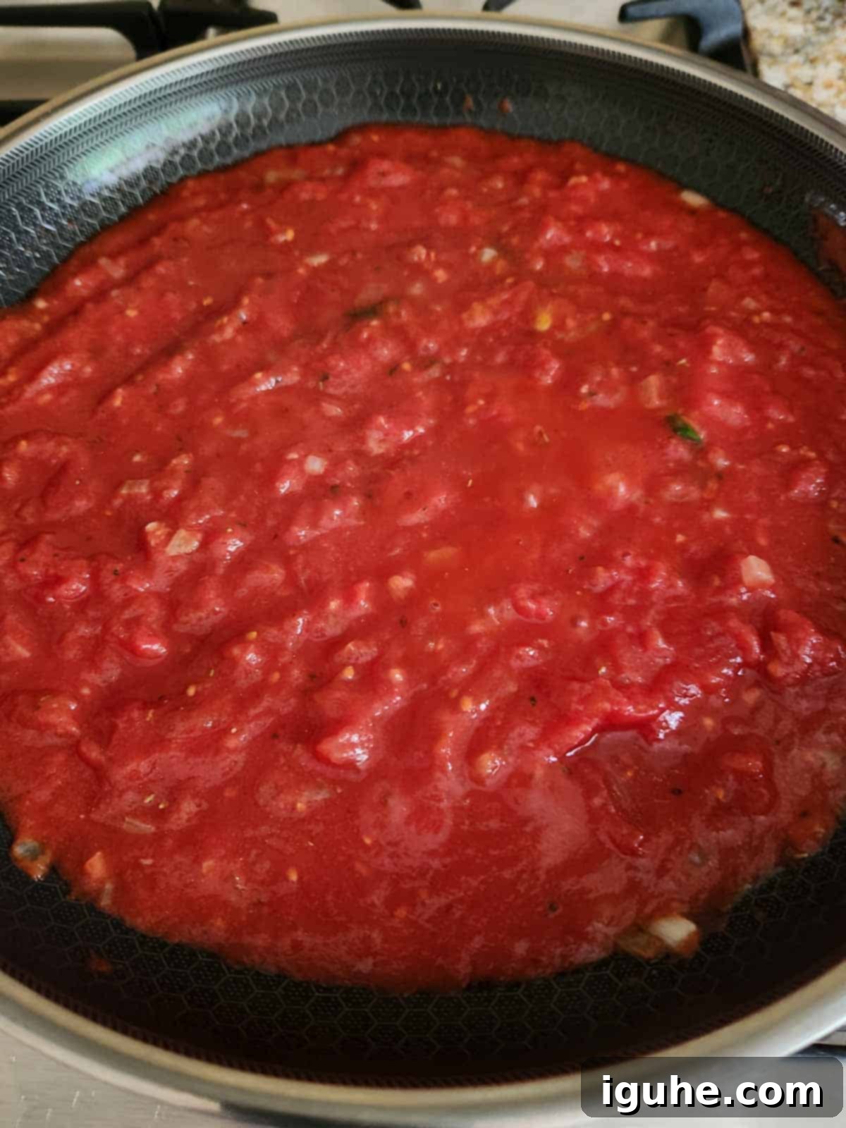 Domates Alevinde Yumurtalar 6 Step 3: Seasoning the tomato sauce with herbs and spices, then simmering.